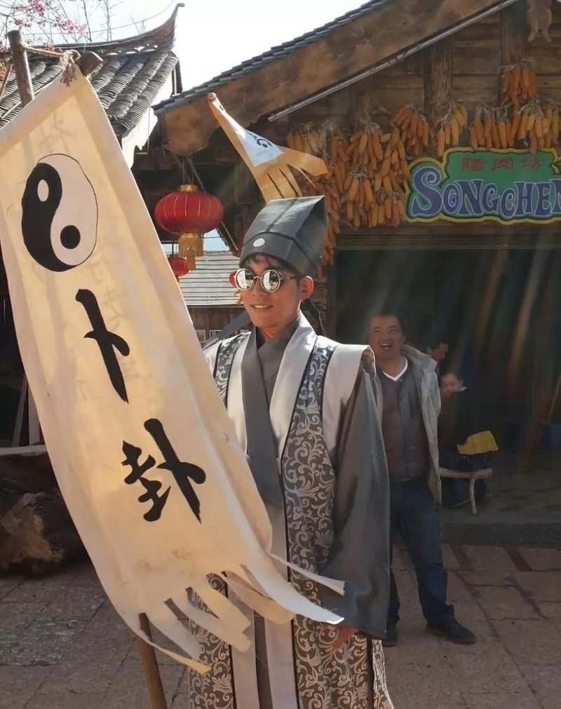 算卦在中国传统文化中占据重要地位,许多人通过算卦来预测未来或寻求建议。然而,随着科学的发展和理性思维的普及,许多人对算卦持怀疑态度。今天我们就一起来探讨一下算卦这一古老而又神秘的现象。